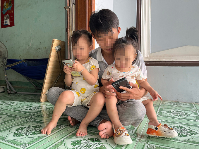 Huỳnh Trần Kiệt và hai con nhỏ tại căn nhà cấp 4 thuê ở phường Ninh Hòa. Ảnh: Sao Mai