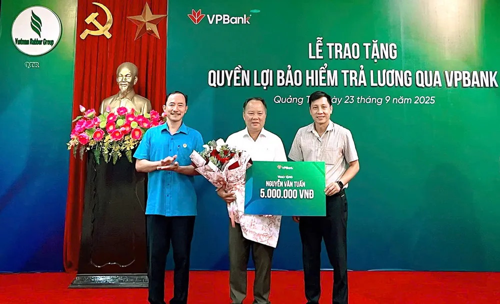 VPBank trao bảo hiểm trợ cấp mất việc cho người lao động.jpg