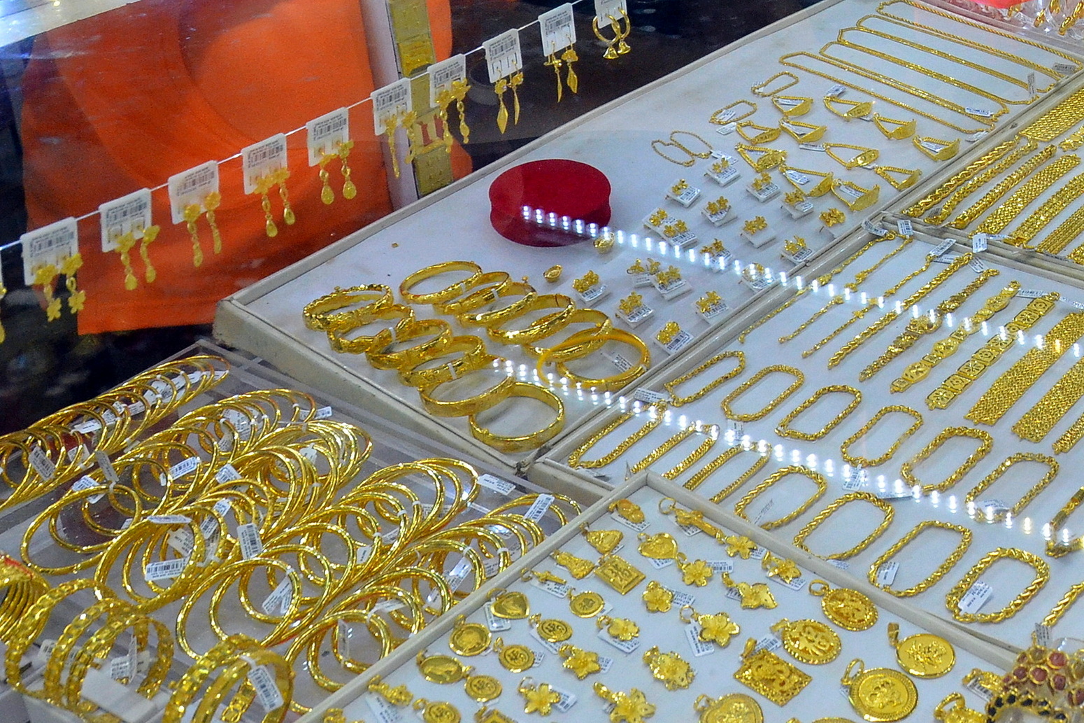 Giá vàng hôm nay 21 - 9: Vàng miếng SJC và vàng nhẫn tăng mạnh trở lại - Ảnh 2. Giá vàng hôm nay 21 - 9: Vàng miếng SJC và vàng nhẫn tăng mạnh trở lại - Ảnh 2.