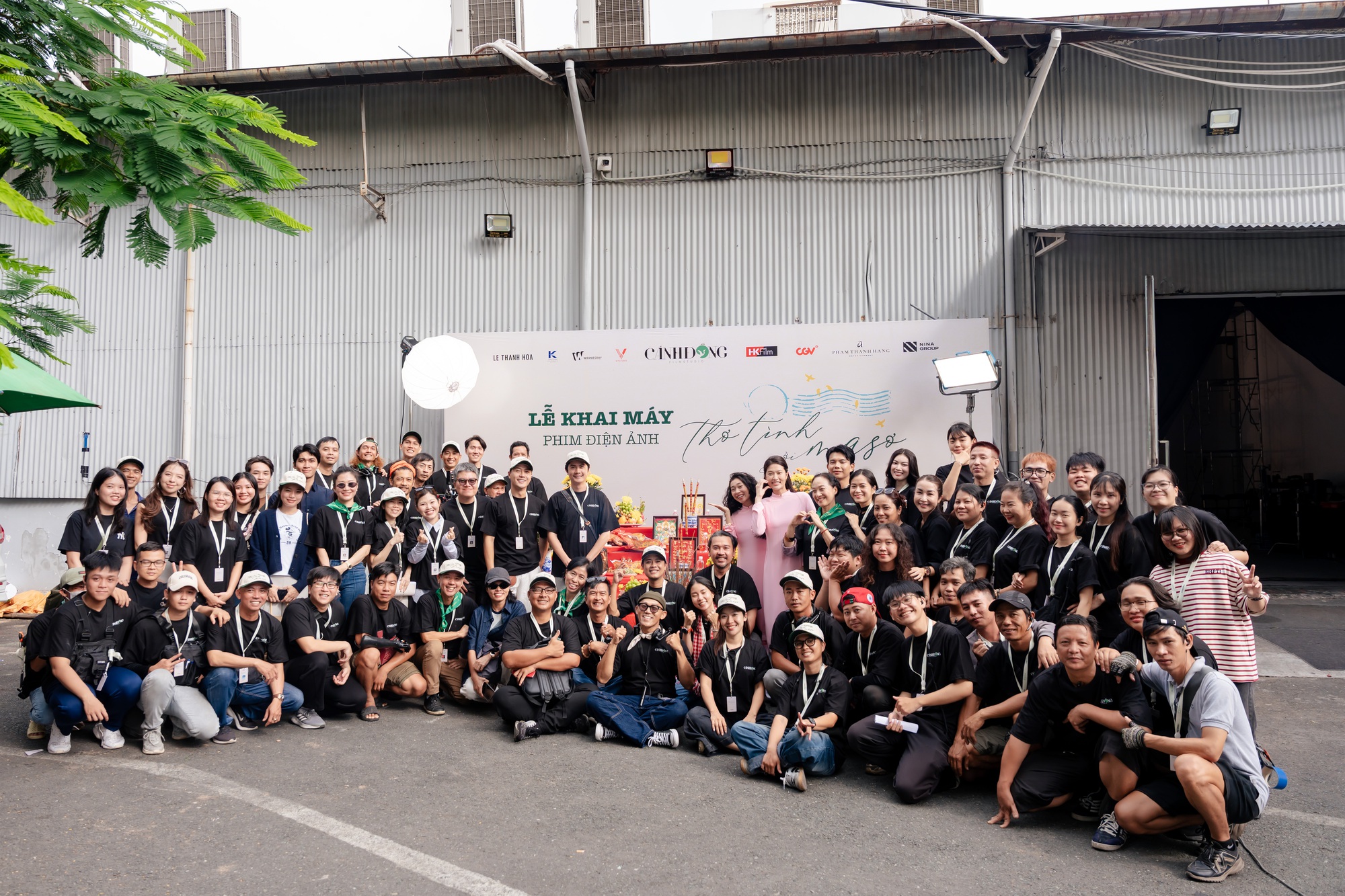 Vbiz mới có 1 cặp đôi visual chấn động: Nhà gái là Hoa hậu đẹp mê tơi, nhà trai đố tìm nổi góc chết - Ảnh 1.