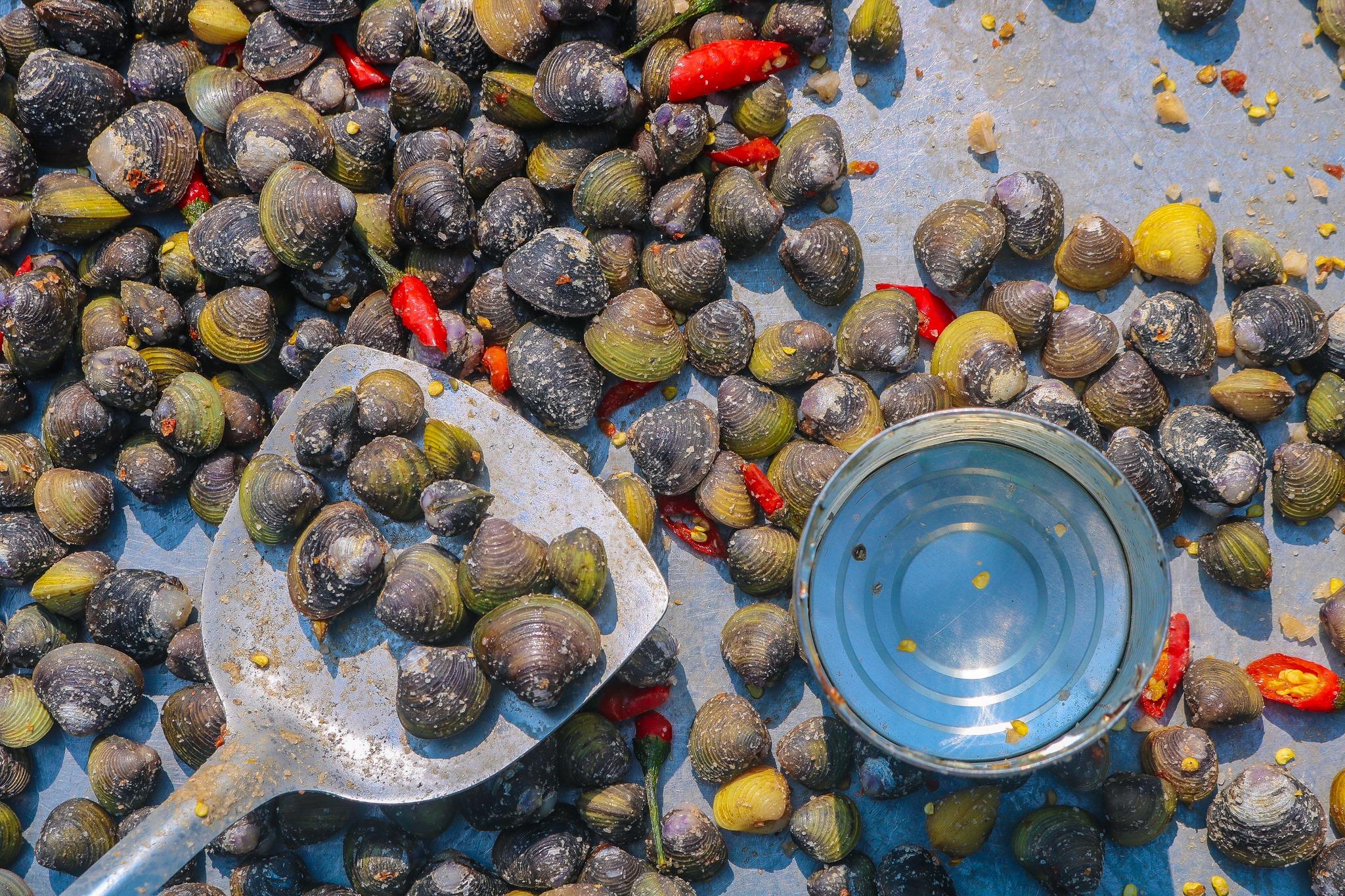 Về An Giang thưởng thức loại đặc sản được ví như "lộc trời cho", hồi xưa ở chợ bán đầy, tên cực lạ 95% người Việt chưa chắc biết 3 Những mẹt lía tươi rói ở chợ Tân Châu, chợ Châu Đốc, chợ Long Xuyên - nơi du khách có thể tìm mua để thưởng thức hương vị dân dã.