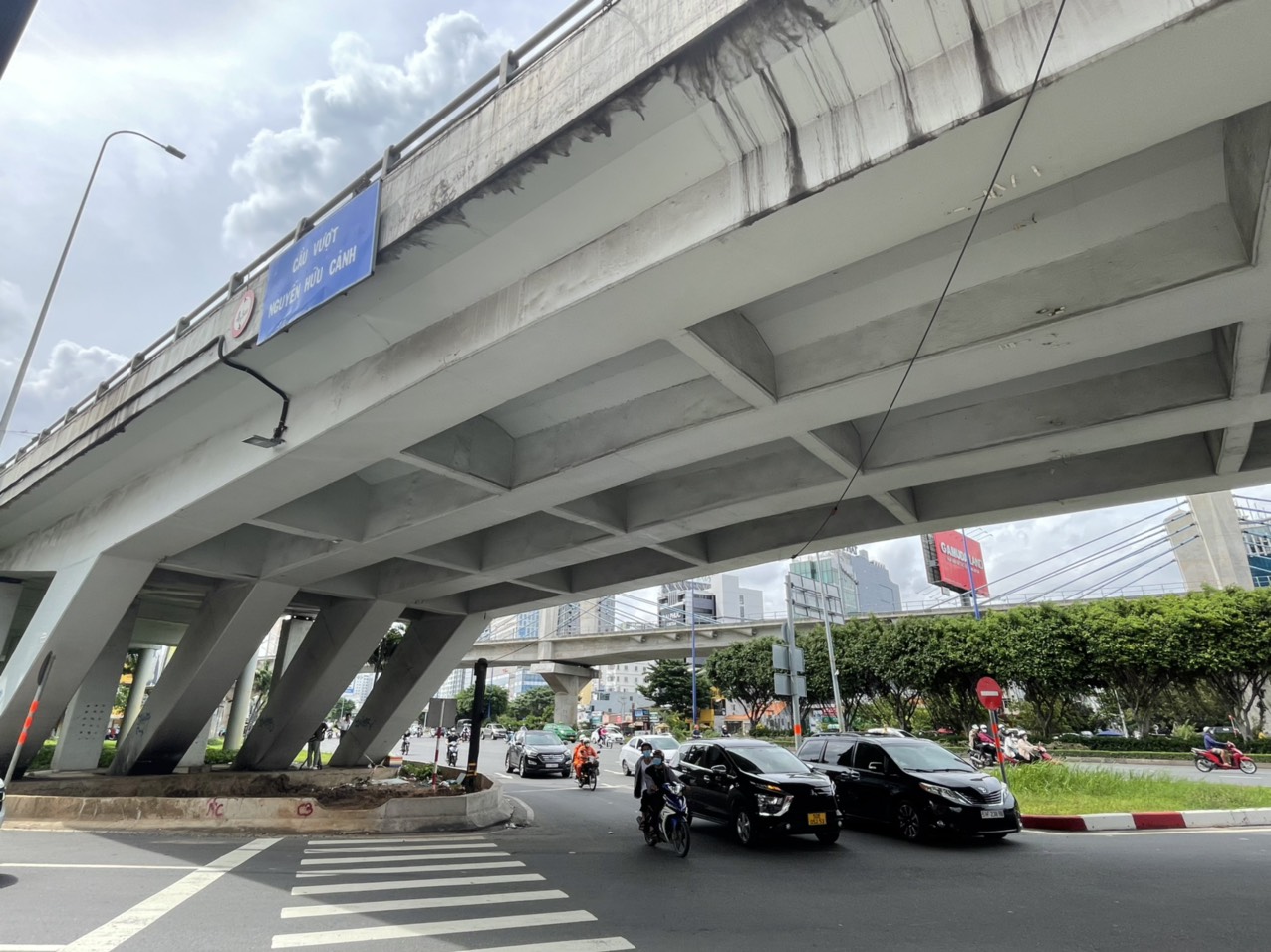 Vì sao TP HCM kiến nghị cho phép sử dụng không gian dưới dạ cầu phục vụ mục đích công cộng?- Ảnh 1.