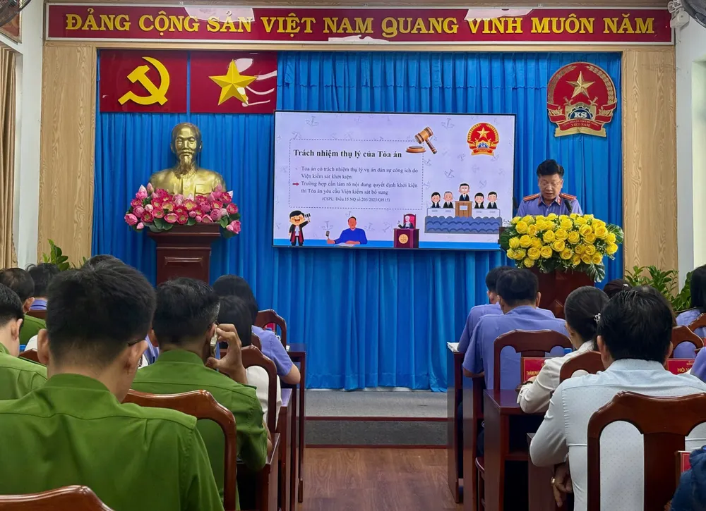 Ông Lê Minh Trí, Viện trưởng VKSND Khu vực 9 - TP.HCM, triển khai, phổ biến nội dung Nghị quyết 205. Ảnh: SONG MAI vụ án dân sự