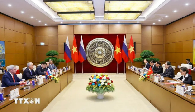 Chủ tịch Quốc hội Trần Thanh Mẫn hội đàm với Chủ tịch Duma Quốc gia Quốc hội Liên bang Nga Vyacheslav Volodin. Ảnh: TTXVN 2809A.jpg