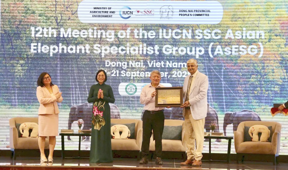 Phó Chủ tịch UBND tỉnh Đồng Nai Nguyễn Thị Hoàng; Phó Cục trưởng Cục Lâm nghiệp và Kiểm lâm Đoàn Hoài Nam cùng nhóm Chuyên gia về voi châu Á. cá thể voi.jpg