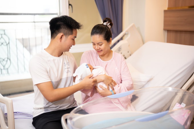 Vợ chồng chị Khuyên bên con trai đầu lòng. Ảnh: IVF Tâm Anh