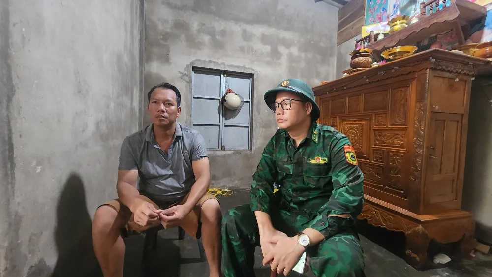 Anh Nguyễn Ngọc Thuận kể lại giây phút lao ra biển cứu 7 người gặp nạn. Ảnh: NGUYỄN DO Vụ 2 tàu cá TP.HCM gặp nạn: Ngư dân dũng cảm dùng thuyền nhỏ vượt sóng dữ cứu 7 người