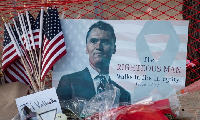 Ảnh nhà hoạt động bảo thủ Charlie Kirk tại một khu vực tưởng niệm anh tại trụ sở của TPUSA ở Phoenix, Arizona, ngày 12/9. Ảnh: Reuters