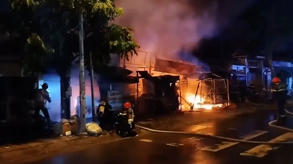 Cảnh sát PCCC tiếp cận, khống chế đám cháy. Ảnh: HT Vụ cháy chợ Xuân Thới Sơn: Tiểu thương khóc ròng vì mất nhiều tài sản