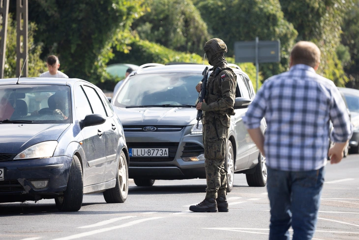 Vụ drone lọt qua Ba Lan: Nga lên tiếng, Warsaw yêu cầu kích hoạt Điều 4 của NATO 1 Vụ drone lọt qua Ba Lan: Nga lên tiếng, Warsaw yêu cầu kích hoạt Điều 4 của NATO - Ảnh 1.