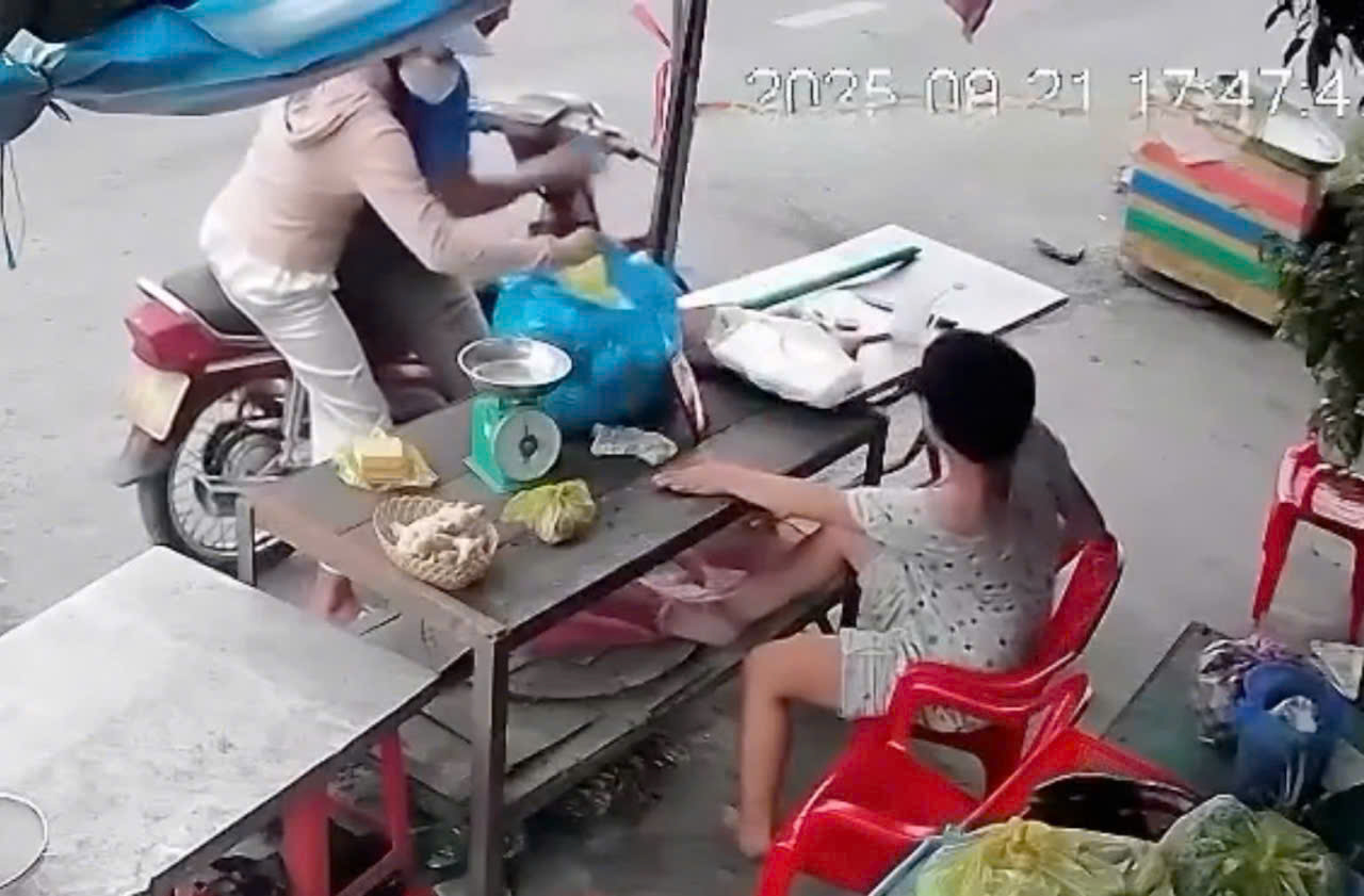 Vụ việc gây bức xúc: Bắt một người trong vụ cướp điện thoại của người khuyết tật bán hàng bên đường 2 Vụ việc gây bức xúc: Bắt một người trong vụ cướp điện thoại của người khuyết tật bán hàng bên đường - Ảnh 3.