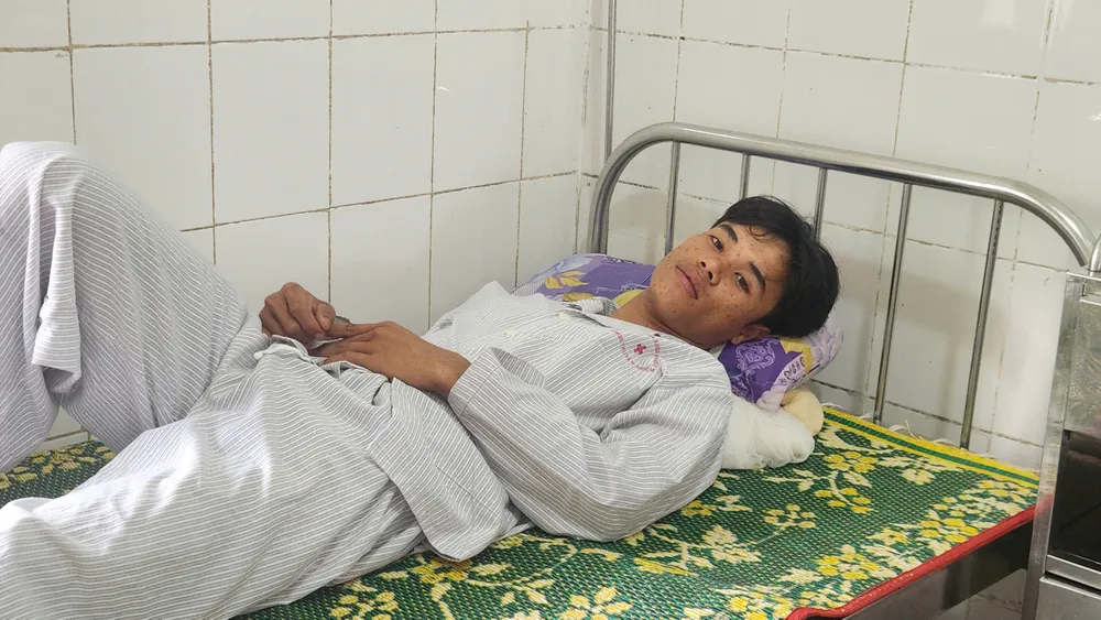 Hồ Văn Tuấn kể lại sự việc lúc chiếc xe tải lao vào chợ. Ảnh: NGUYỄN DO xe tải lao vào chợ