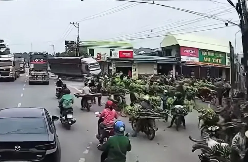 Thời điểm chiếc xe tải lao vào chợ Tân Long, xã Lao Bảo. Ảnh: BT cho-chuoi.JPG