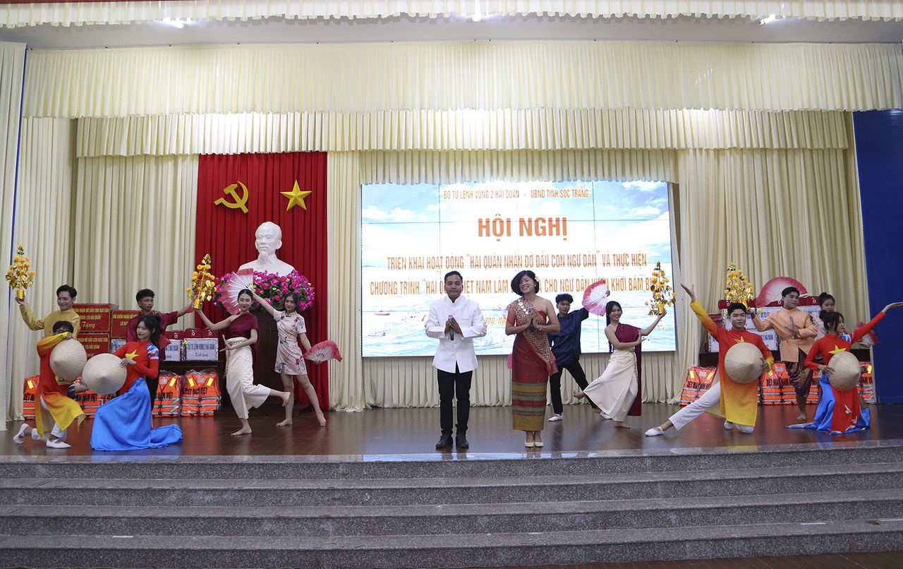 Vùng 2 Hải quân nhận đỡ đầu con ngư dân và trao cờ Tổ quốc - Ảnh 1. Vùng 2 Hải quân nhận đỡ đầu con ngư dân và trao cờ Tổ quốc - Ảnh 1.