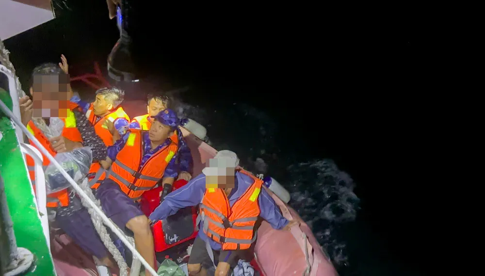 Vùng Cảnh sát biển 4 đã kịp thời điều động phương tiện, tổ chức cứu thành công bốn ngư dân gặp nạn trên vùng biển Tây Nam. Ảnh: CSB Vùng Cảnh sát biển 4 cứu ngư dân trôi dạt trên biển