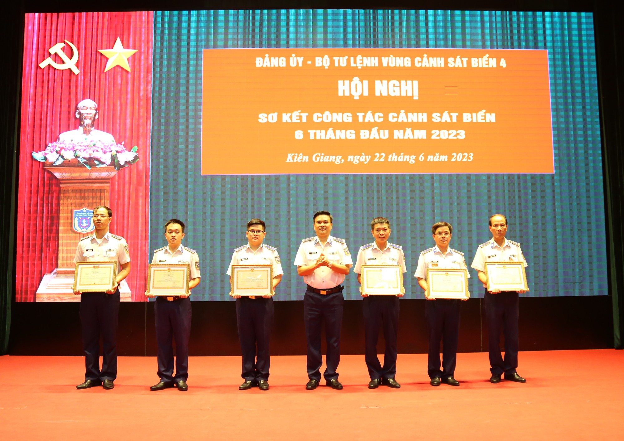 Vùng Cảnh sát biển 4 sẽ xử lý nghiêm tàu cá vi phạm IUU - Ảnh 2. Vùng Cảnh sát biển 4 sẽ xử lý nghiêm tàu cá vi phạm IUU - Ảnh 2.