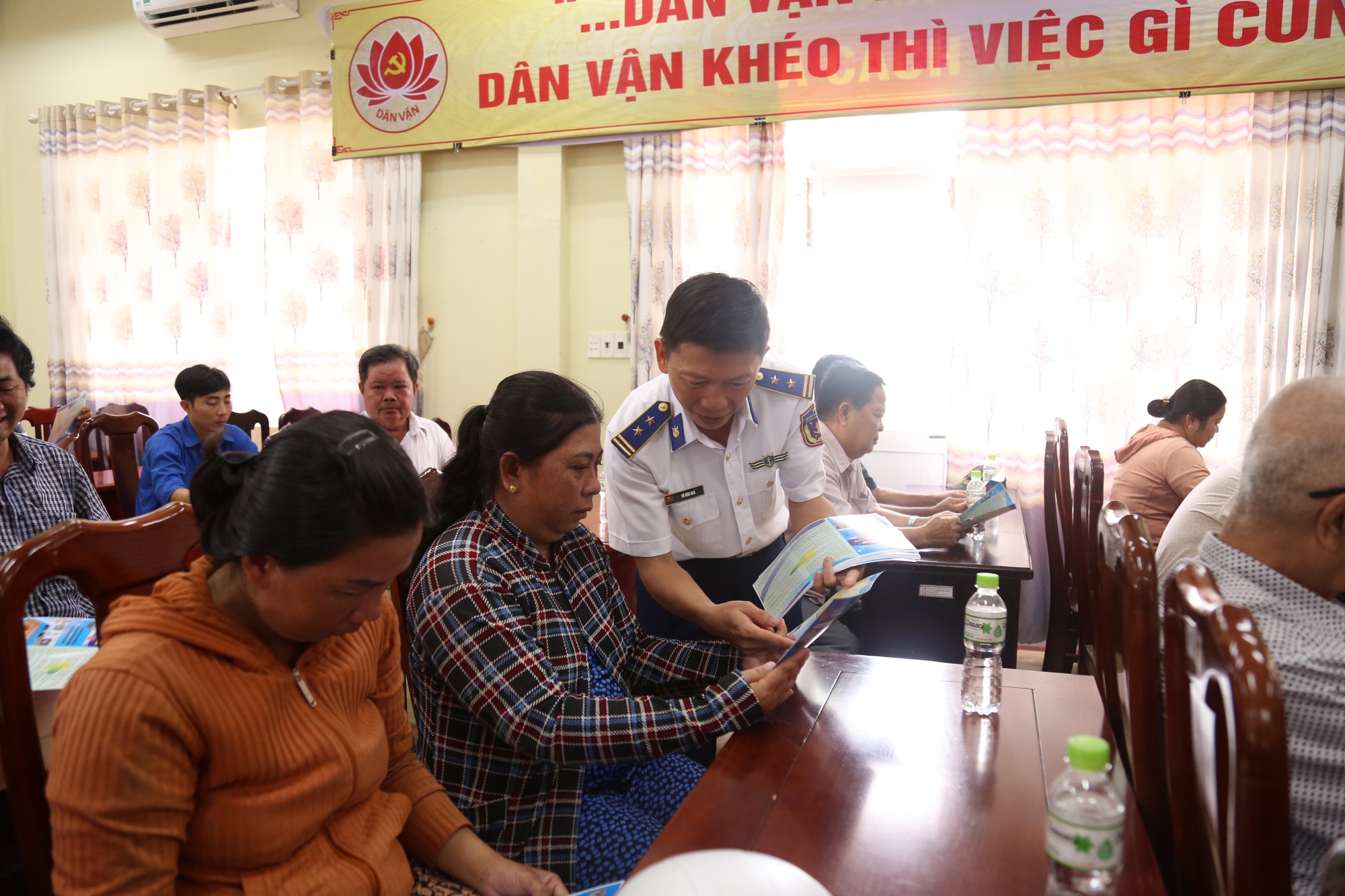 Vùng Cảnh sát biển 4 trao cờ Tổ quốc và tuyên truyền về IUU - Ảnh 1. Vùng Cảnh sát biển 4 trao cờ Tổ quốc và tuyên truyền về IUU - Ảnh 1.