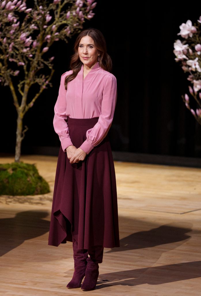 Thợ may đã làm gì với chiếc váy của Vương hậu Mary của Đan Mạch khiến fan Thợ may đã làm gì với chiếc váy của Vương hậu Mary của Đan Mạch khiến fan