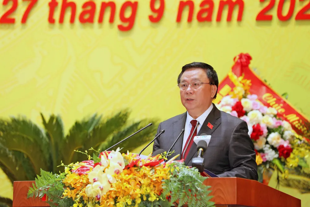 GS.TS Nguyễn Xuân Thắng, Ủy viên Bộ Chính trị phát biểu chỉ đạo tại Đại hội Đại biểu Đảng bộ tỉnh Quảng Ninh lần thứ XVI. Ảnh: QMG xay-dung-quang-ninh-xung-dang-la-mot-trong-nhung-trung-tam-phat-trien-nang-dong-toan-dien-phia-bac-va-ca-nuoc-2.jpg