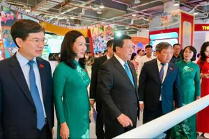 Ông Nguyễn Xuân Thắng dự triển lãm thành tựu Quảng Ninh 5 năm