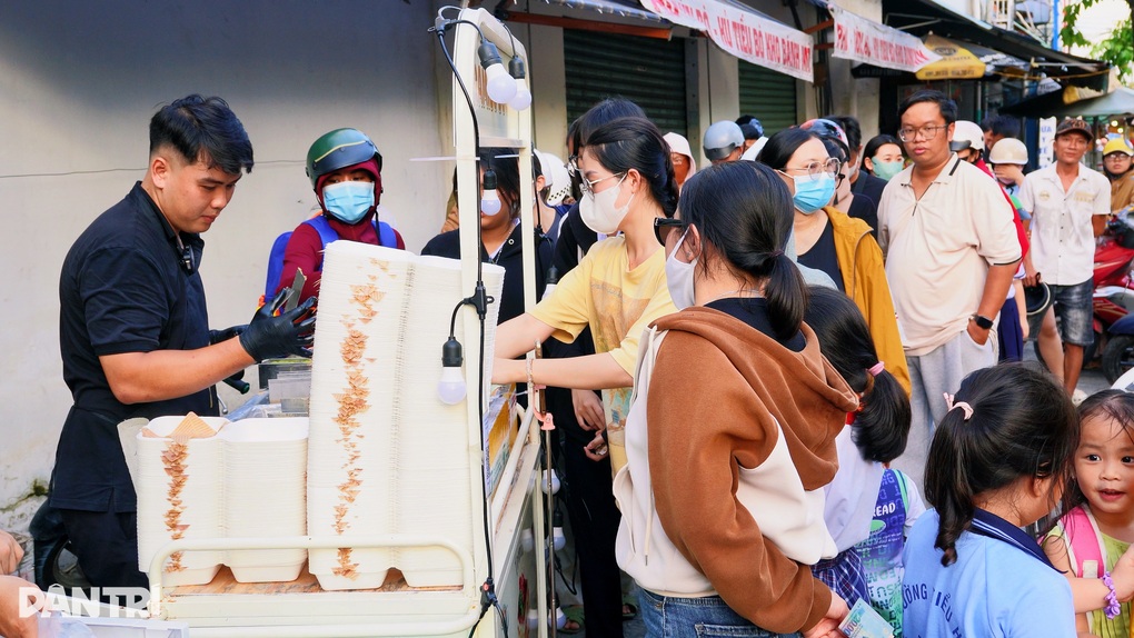 Xếp hàng dài mua loại bánh chỉ bán trong 1 tiếng ở TPHCM - 1