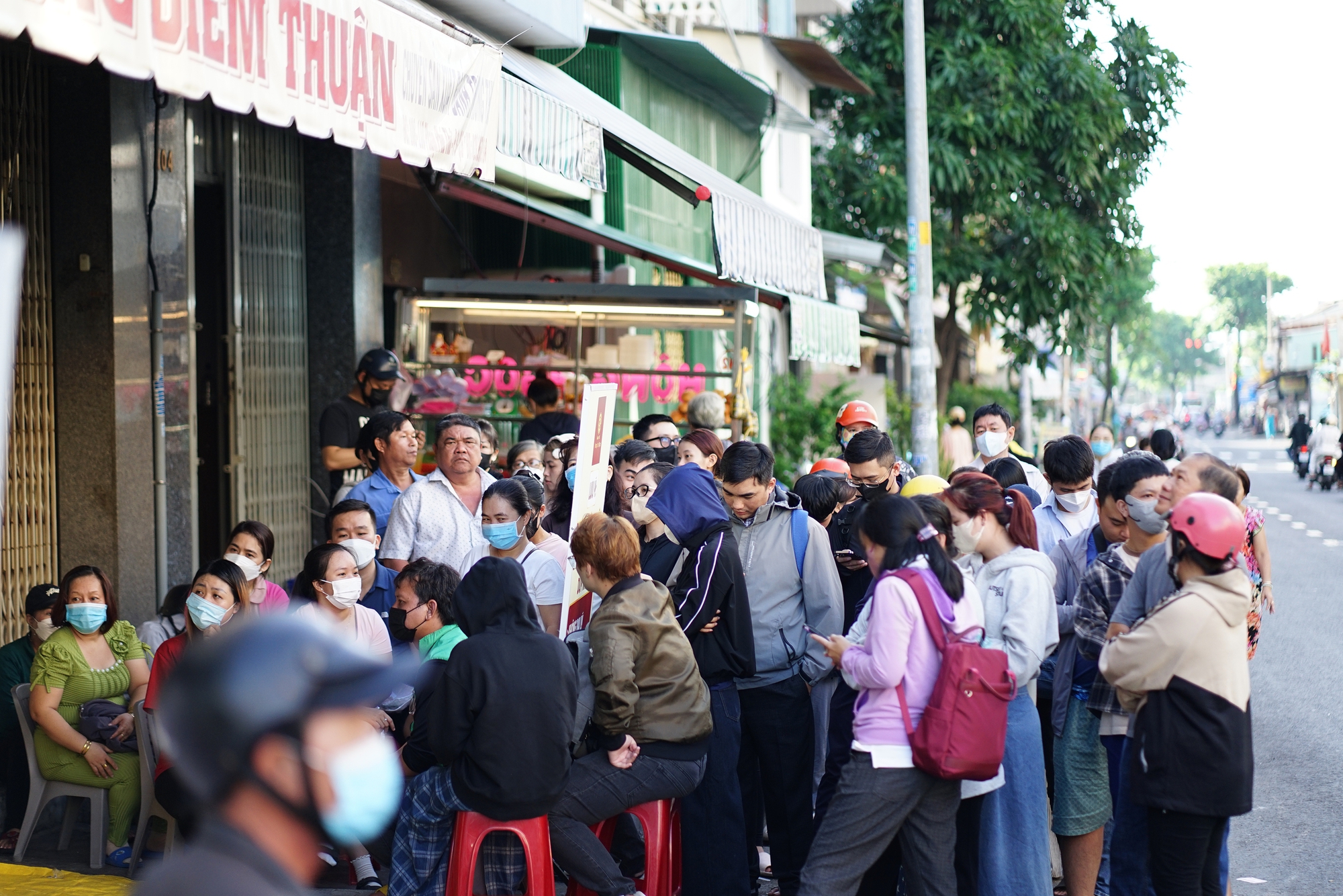 [CLIP] Thức từ 5 giờ sáng, xếp hàng 3 tiếng vẫn không kịp xếp hàng mua bánh Trung thu Phương Diêm Thuận tại TP.HCM- Ảnh 1.