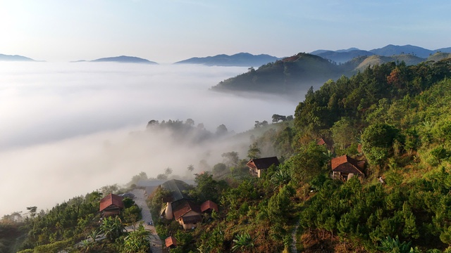 'Xóm' nhỏ giữa đại ngàn và góc ẩn trú trong vịnh đậm chất thiên nhiên 1 'Xóm' nhỏ giữa đại ngàn và góc ẩn trú trong vịnh đậm chất thiên nhiên - Ảnh 1.