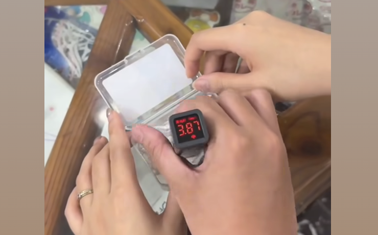 Xôn xao clip máy đo huỳnh quang phát hiện chỉ số không an toàn trên tăm chỉ nha khoa - Ảnh 1. Xôn xao clip máy đo huỳnh quang phát hiện chỉ số không an toàn trên tăm chỉ nha khoa - Ảnh 1.