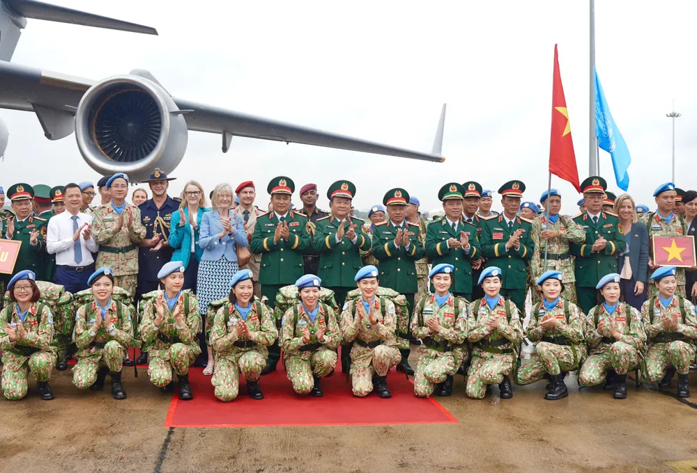 Các chiến sĩ mũ nồi xanh lên đường làm nhiệm vụ gìn giữ hòa bình của Liên hợp quốc. gìn giữ hòa bình của Liên Hợp Quốc