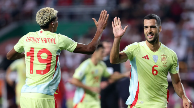 Yamal (trái) chia vui cùng Mikel Merino trong trận Tây Ban Nha thắng Thổ Nhĩ Kỳ 6-0 ở lượt hai vòng loại World Cup 2026 - khu vực châu Âu ngày 7/9. Ảnh: Supersport
