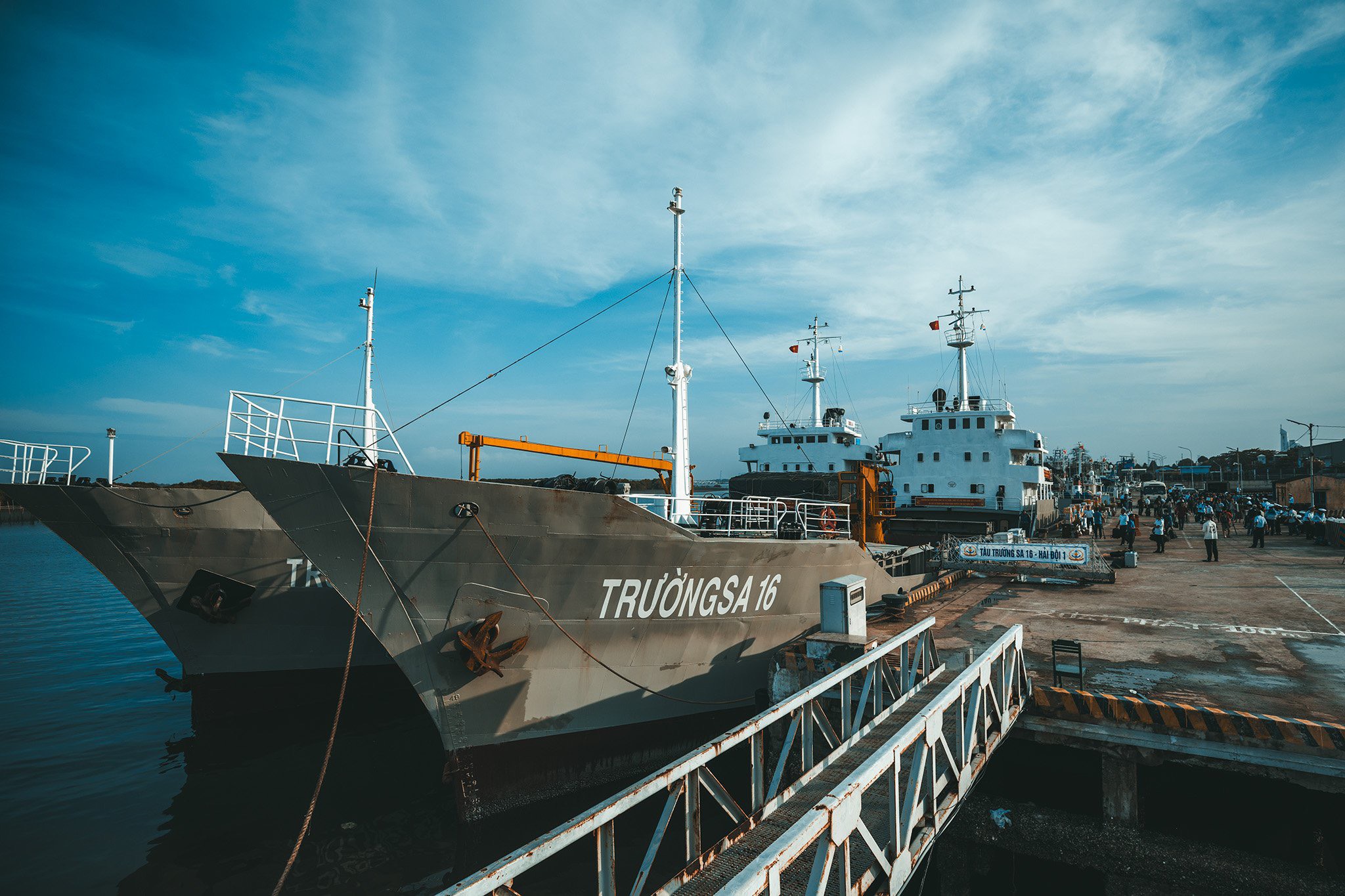 Con tàu chở yêu thương từ đất liền ra DKI- Ảnh 1. Con tàu chở yêu thương từ đất liền ra DKI- Ảnh 1.