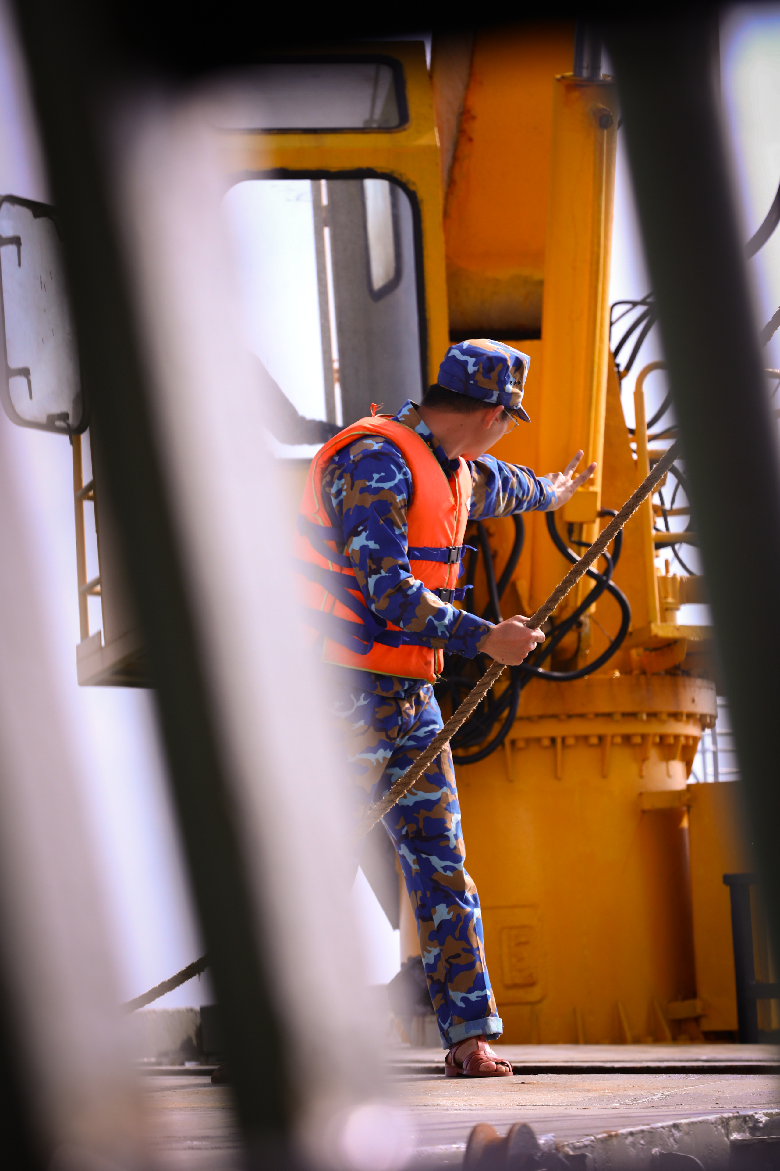 Con tàu chở yêu thương từ đất liền ra DKI- Ảnh 4. Con tàu chở yêu thương từ đất liền ra DKI- Ảnh 4.