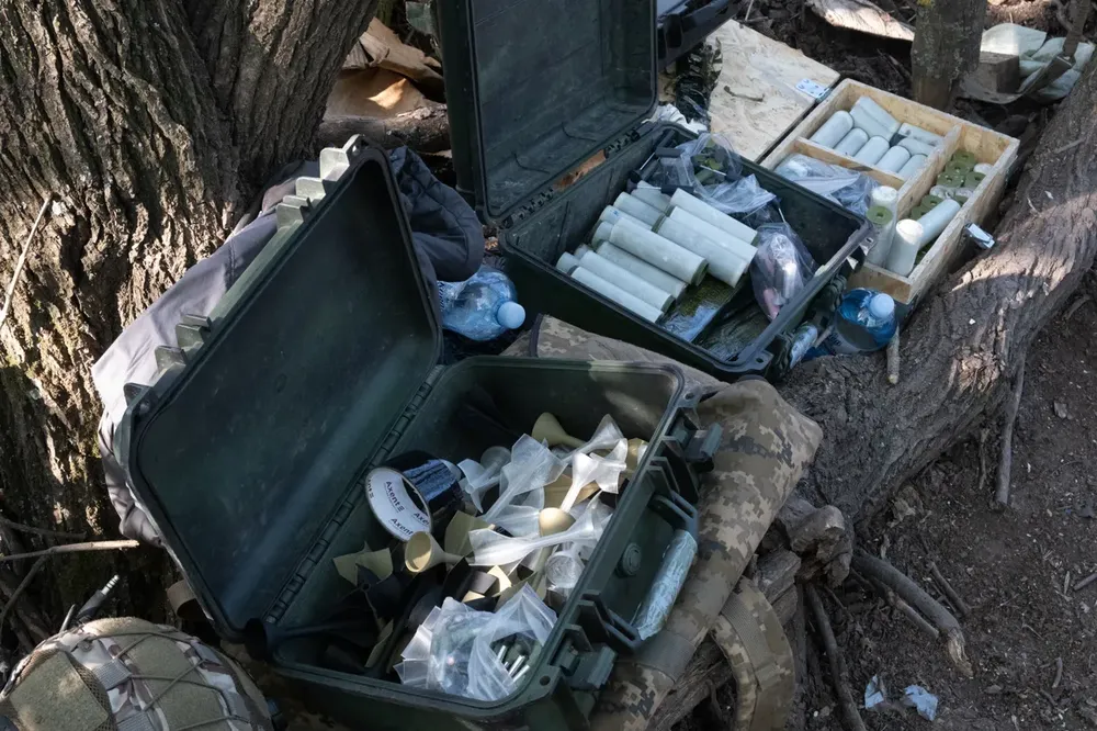 Những quả bom Phá Chân (Foot Crushers) đầy nguy hiểm của tiểu đội UAV Peaky Blinders. Ảnh: Francis Farrell/The Kyiv Independent Những quả bom Phá Chân (Foot Crushers) đầy nguy hiểm của tiểu đội UAV Peaky Blinders.jpg