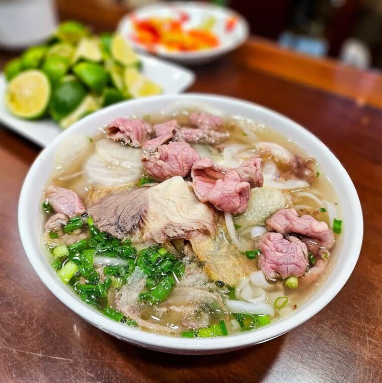 Phở Hà Nội đầy đặn thơm ngon