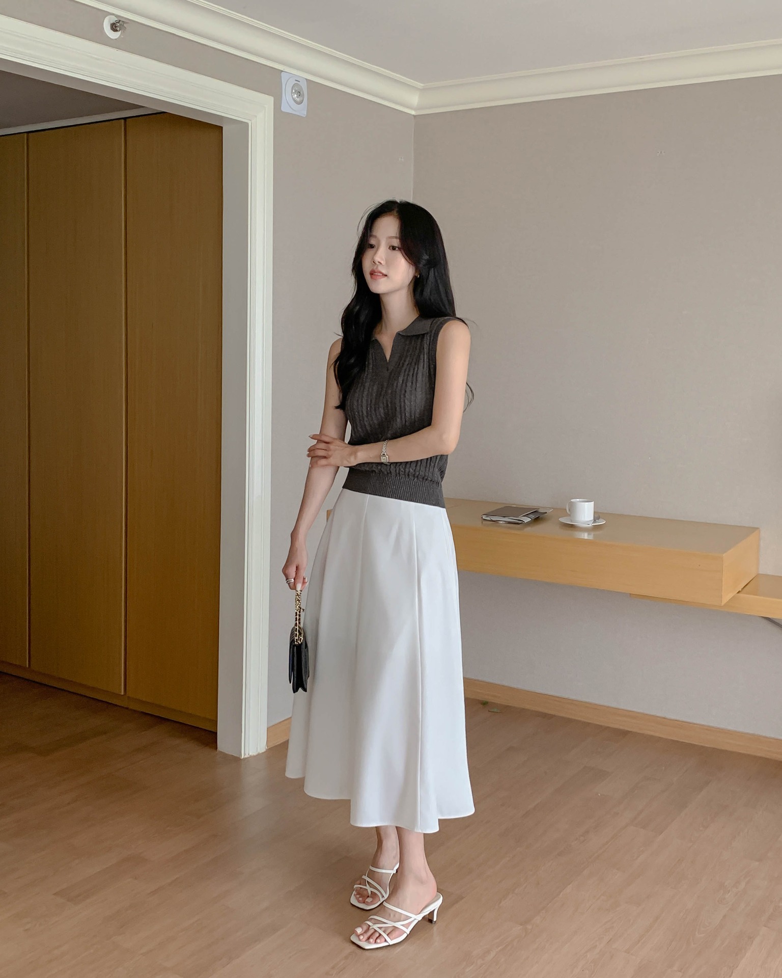 10 set đồ tối giản giúp chị em chạm đỉnh cao của sự sang trọng, thanh lịch - Ảnh 1.