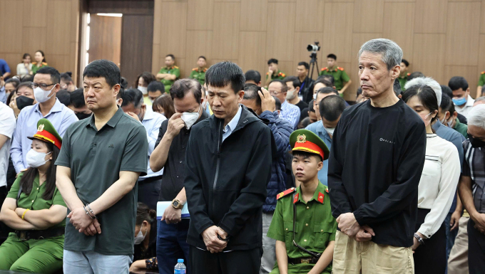 Ba bị cáo người Hàn Quốc (hàng đầu) bị xét xử vì tội Tổ chức đánh bạc. Ảnh: Danh Lam