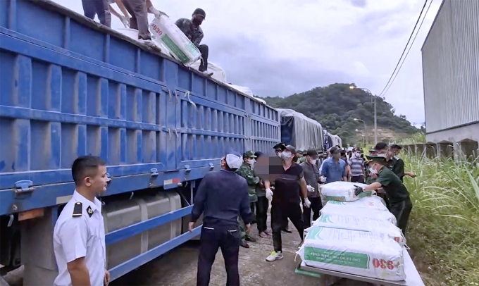 500 kg ma tuý được vận chuyển trên hai xe đầu kéo. Ảnh: Bộ đội Biên phòng Quảng Trị