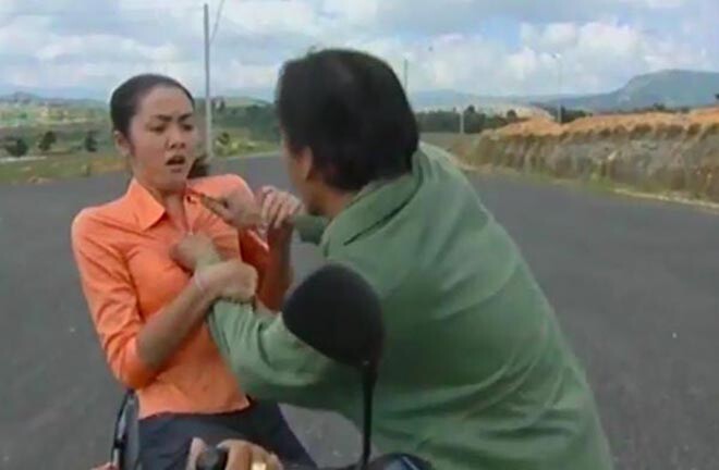 Năm 16 tuổi, Tăng Thanh Hà đã mạnh dạn đảm nhận vai cô gái bị kẻ xấu ép cởi đồ, uy hiếp trong phim Dốc tình của đạo diễn Lưu Trọng Ninh.