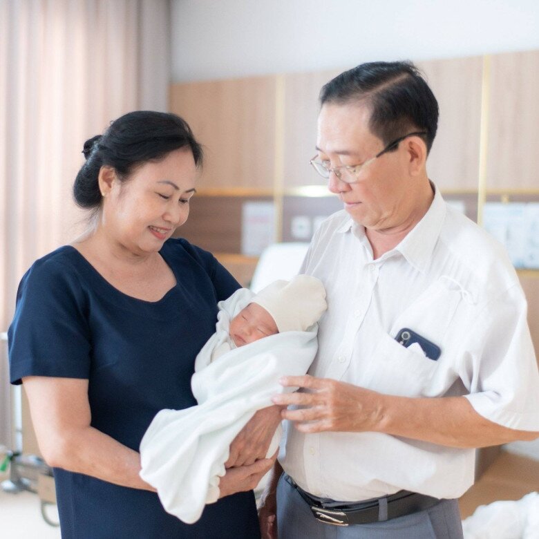 Mẹ chồng của H'Hen Niê rạng rỡ ôm cháu nội mới sinh, ngày nào cũng chạy xe máy lên thăm 2 Ông bà nội dành ánh mắt yêu thương khi ngắm nhìn bé Harley.