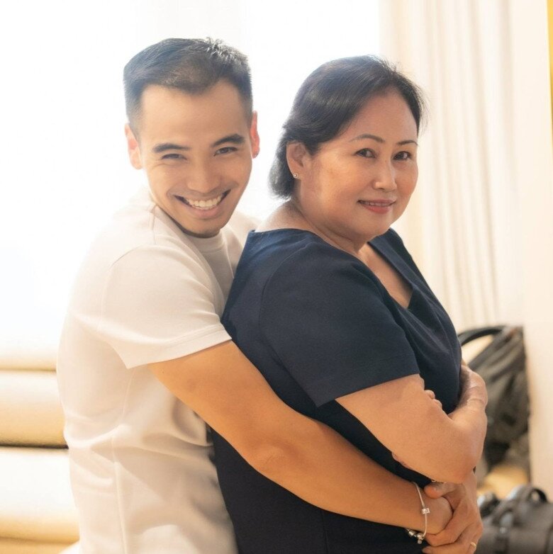 Mẹ chồng của H'Hen Niê rạng rỡ ôm cháu nội mới sinh, ngày nào cũng chạy xe máy lên thăm 3 Tuấn Khôi thừa nhận là mama boy, là con cưng của mẹ.