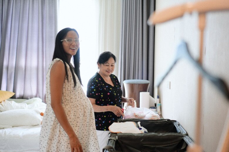 Mẹ chồng của H'Hen Niê rạng rỡ ôm cháu nội mới sinh, ngày nào cũng chạy xe máy lên thăm 4 HHen Niê và mẹ chồng cùng chuẩn bị đồ đạc trước giờ đi sinh.