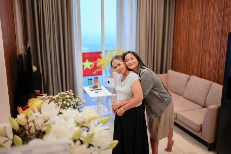 Mẹ chồng của H'Hen Niê rạng rỡ ôm cháu nội mới sinh, ngày nào cũng chạy xe máy lên thăm 5 Mẹ ruột của HHen Niê cũng lên TP.HCM để chăm sóc con gái.