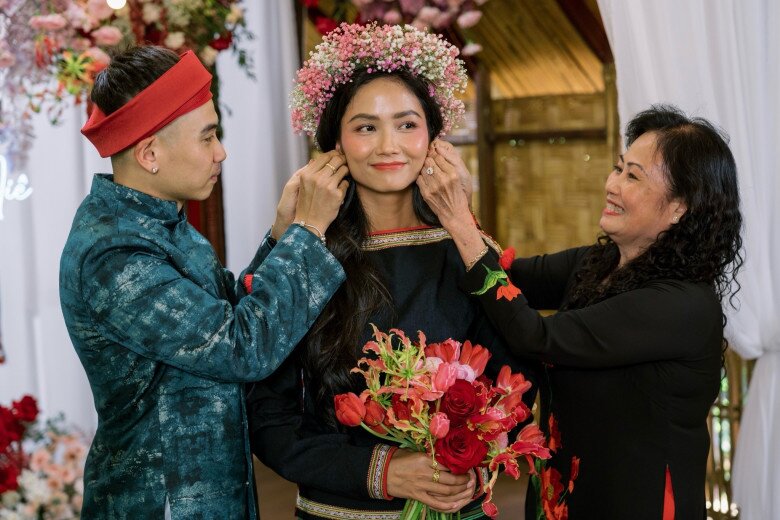 Mẹ chồng của H'Hen Niê rạng rỡ ôm cháu nội mới sinh, ngày nào cũng chạy xe máy lên thăm 7 HHen Niê được mẹ chồng chăm sóc chu đáo trong lễ cưới.