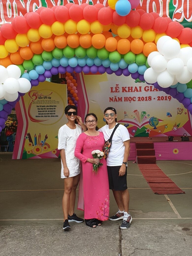 Mẹ chồng của H'Hen Niê rạng rỡ ôm cháu nội mới sinh, ngày nào cũng chạy xe máy lên thăm 8 Tuấn Khôi dắt HHen Niê về ra mắt mẹ ruột.