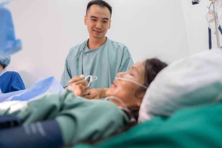 Mẹ chồng của H'Hen Niê rạng rỡ ôm cháu nội mới sinh, ngày nào cũng chạy xe máy lên thăm 10 Tuấn Khôi rơi nước mắt khi chứng kiến vợ sinh con đầu lòng.