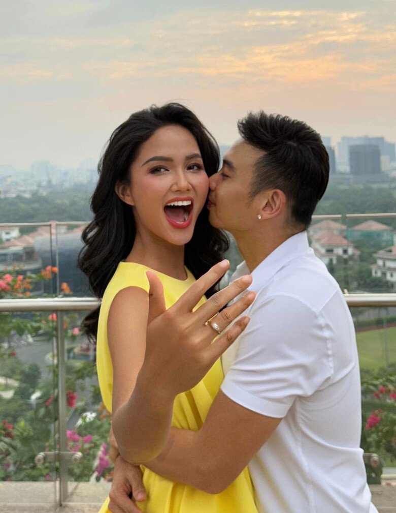 Mẹ chồng của H'Hen Niê rạng rỡ ôm cháu nội mới sinh, ngày nào cũng chạy xe máy lên thăm 12 HHen Niê hạnh phúc khoe nhẫn cầu hôn của Tuấn Khôi.