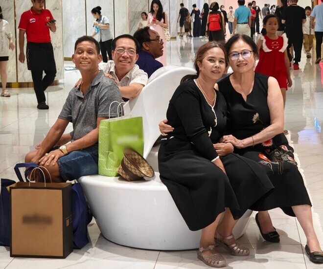 Mẹ chồng của H'Hen Niê rạng rỡ ôm cháu nội mới sinh, ngày nào cũng chạy xe máy lên thăm 13 Bố mẹ chồng và bố mẹ ruột của HHen Niê có mối quan hệ thân thiết.