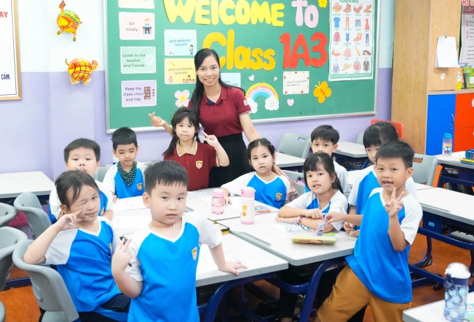 Các bé Tiểu học Nguyễn Bỉnh Khiêm, Cầu Giấy ở lại trường buổi tối vì bố mẹ chưa thể đến đón. Ảnh: Nhà trường cung cấp.