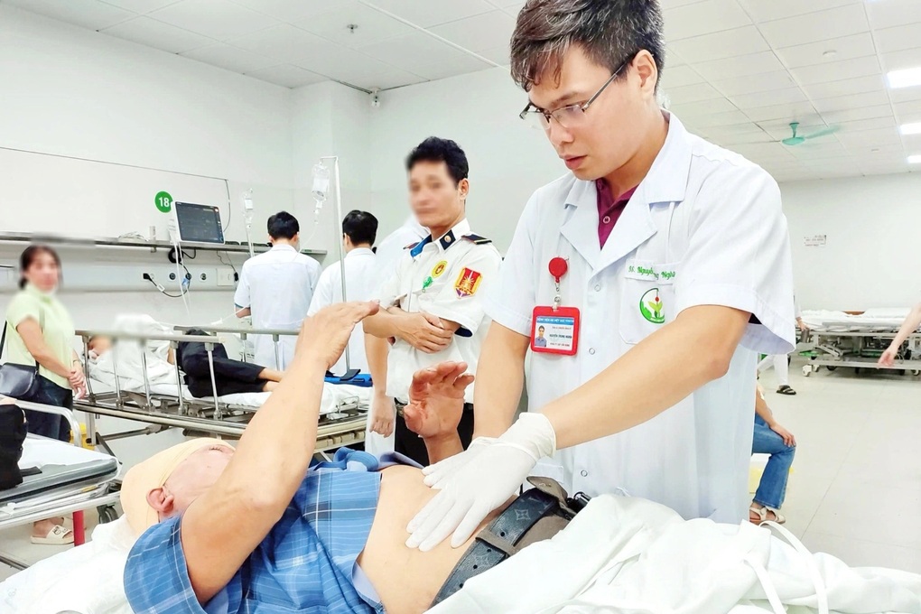 Bệnh viện khuyến cáo người bệnh không cố di chuyển khám theo hẹn vì mưa bão - 1