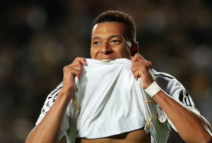 Kylian Mbappe tiếc nuối sau khi lỡ cơ hội. Ảnh: Reuters